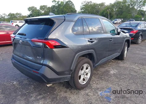 2021 Toyota Rav4 Xle z USA, uszkodzony, nr VIN 2T3W1RFV1MC104112